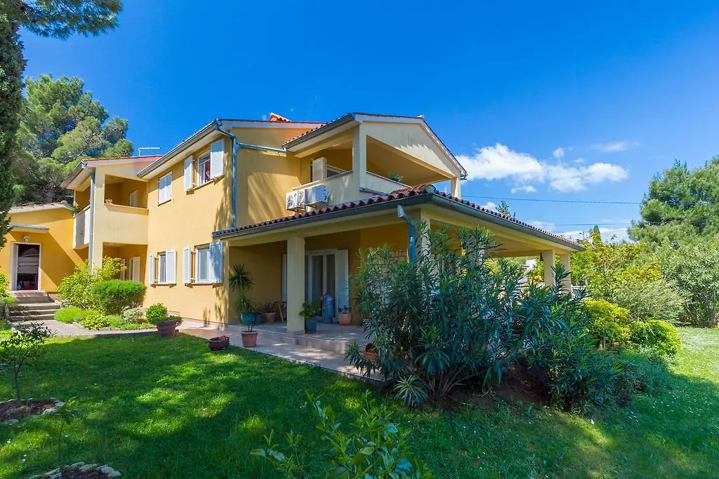 Franulovic Apartments Premantura